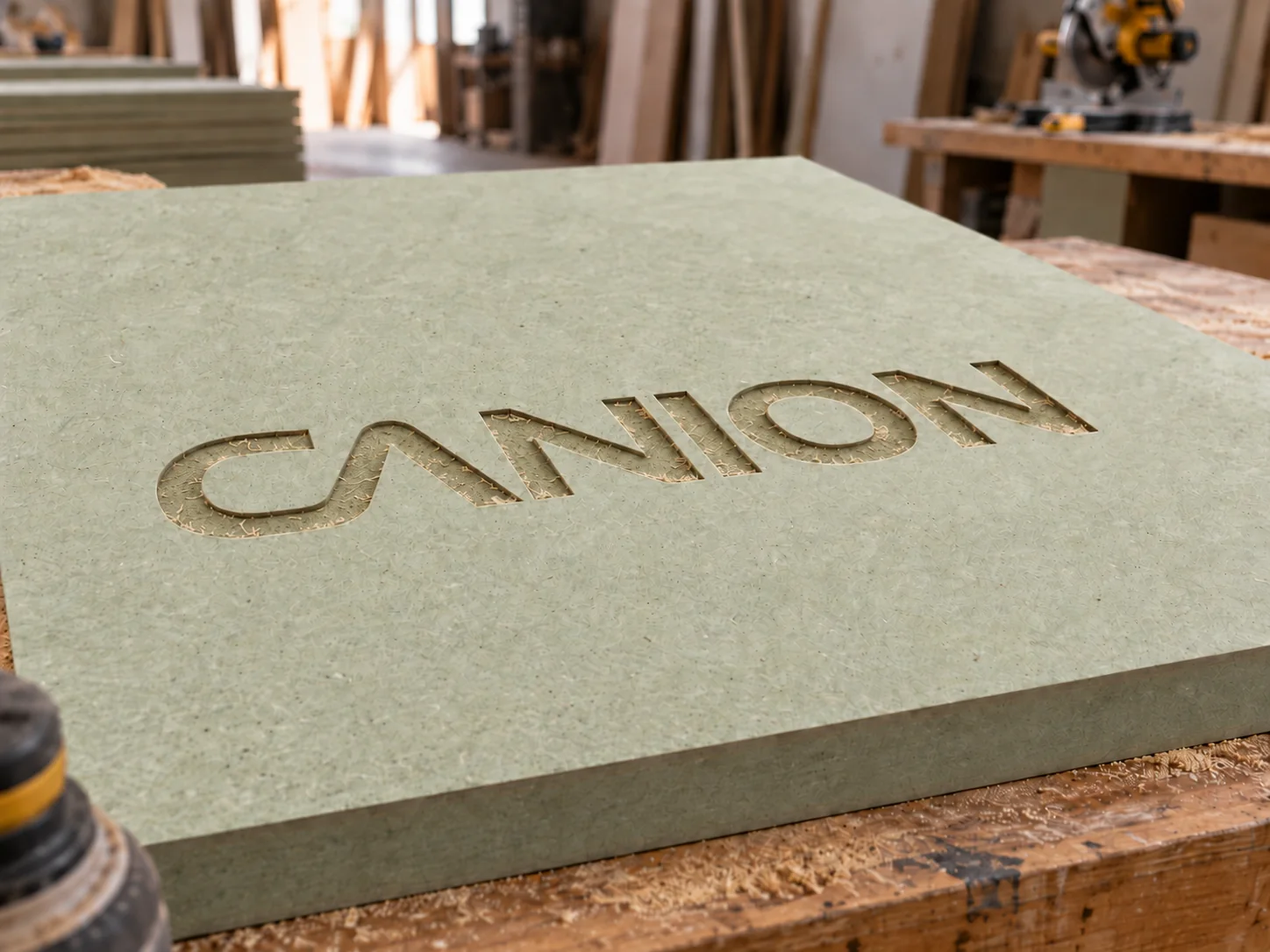Chapa de MDF hidrófugo com a marca Canion usinada na superfície da madeira